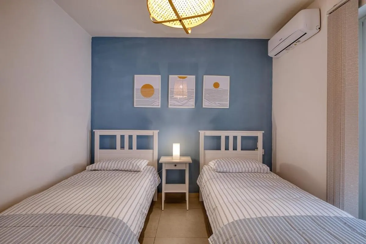 Modern 2 Bedroom Sliema Apt With Parking & Close To The Sea 0*,  Malta