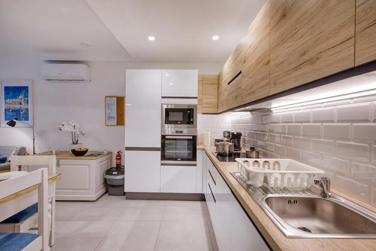 Modern 2 Bedroom Sliema Apt With Parking & Close To The Sea Apartment