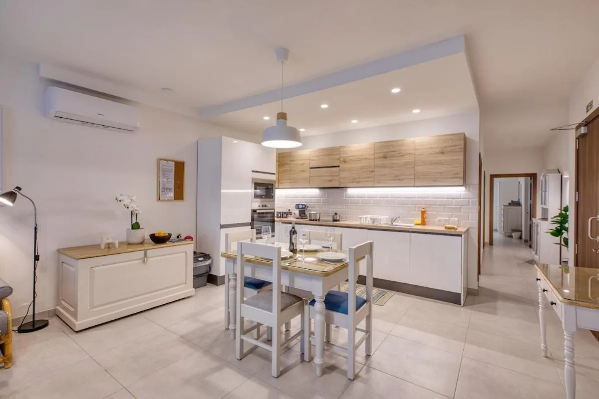 Apartment Modern 2 Bedroom Sliema Apt With Parking & Close To The Sea