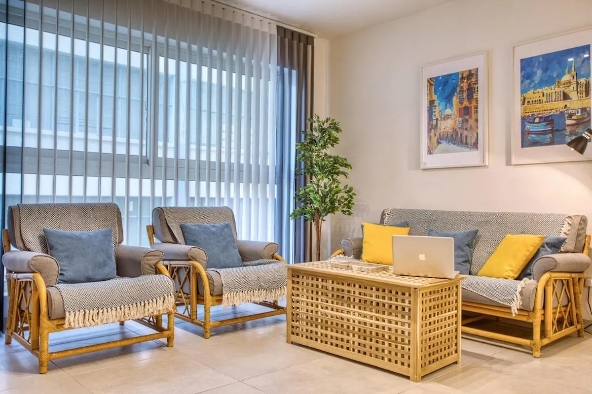 Modern 2 Bedroom Sliema Apt With Parking & Close To The Sea 0*,