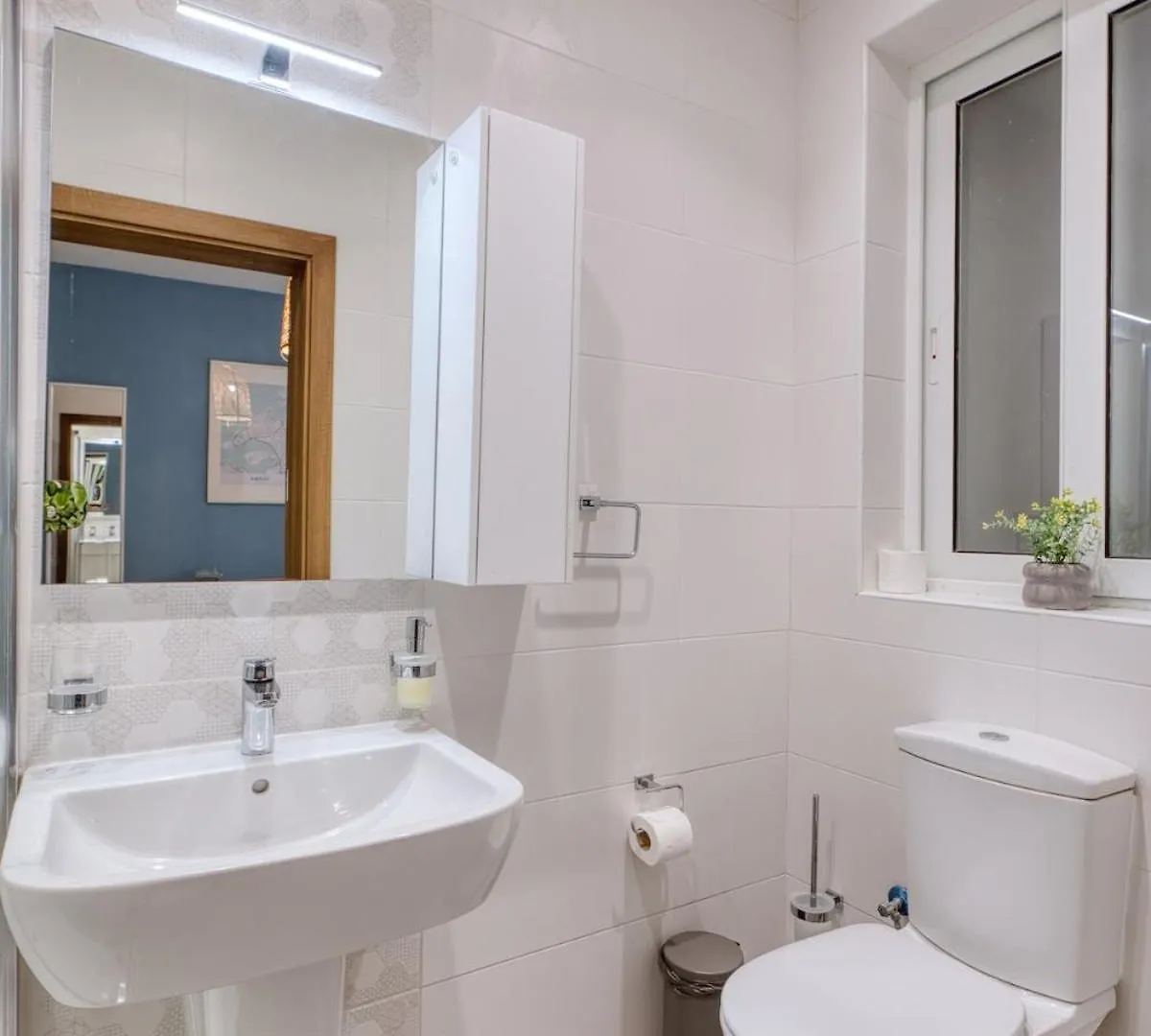 Modern 2 Bedroom Sliema Apt With Parking & Close To The Sea 0*,  Malta