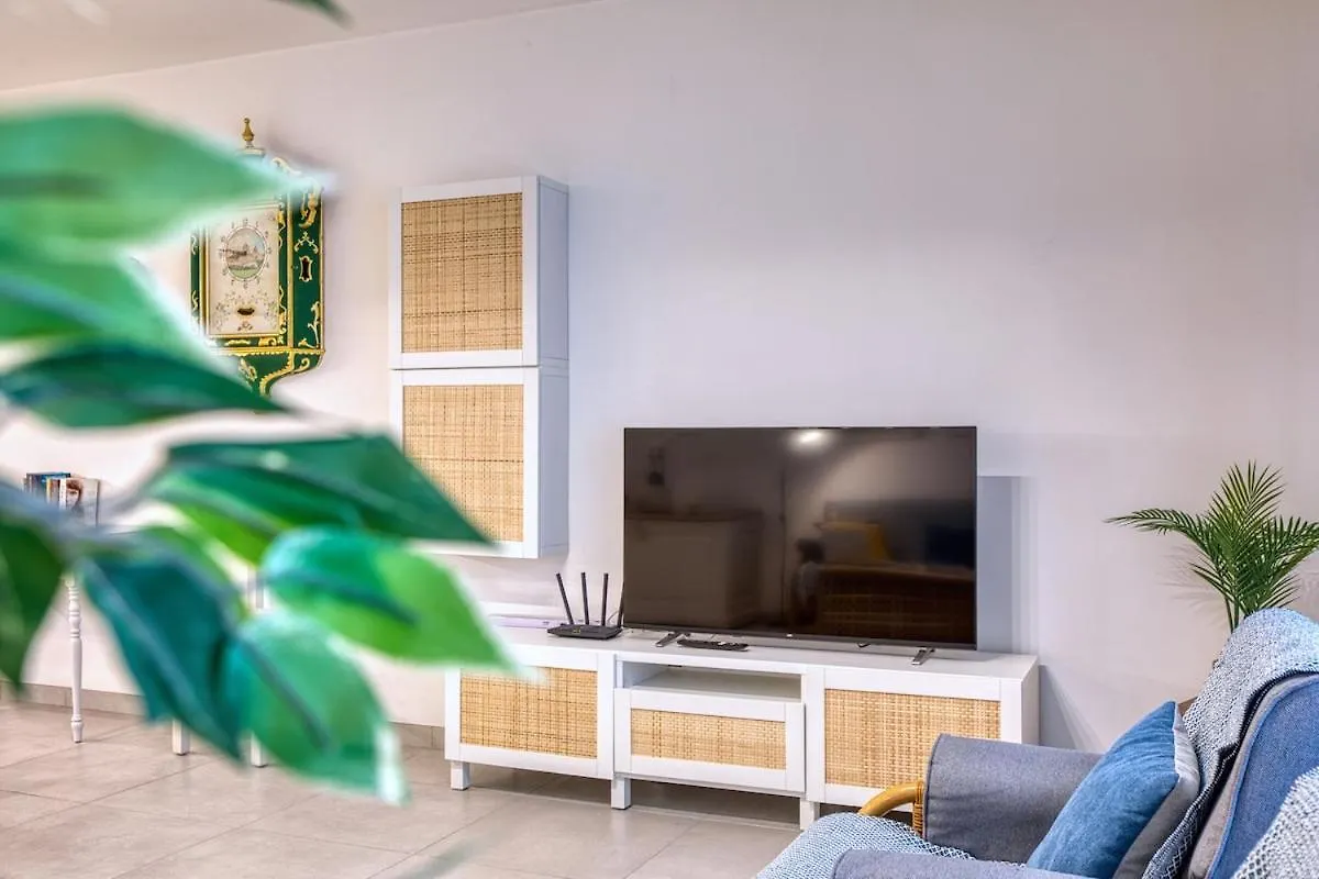 Apartment Modern 2 Bedroom Sliema Apt With Parking & Close To The Sea