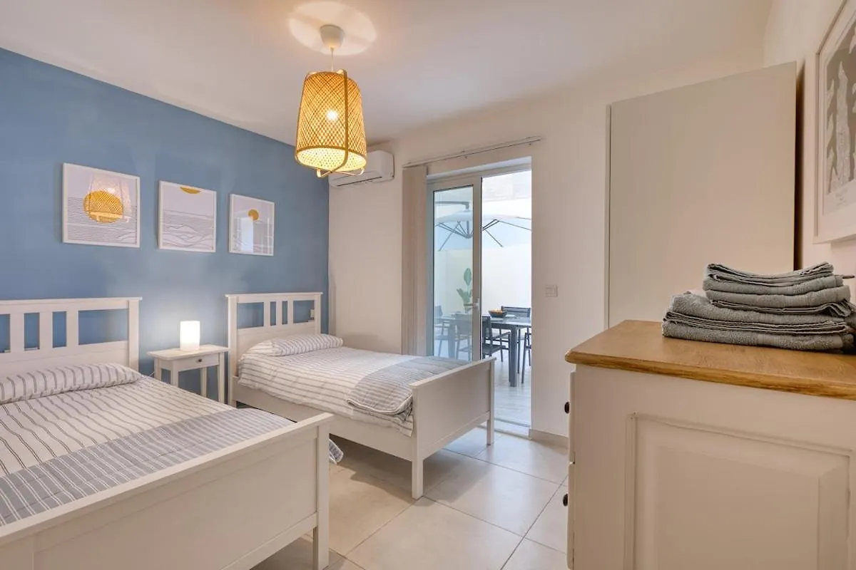 Modern 2 Bedroom Sliema Apt With Parking & Close To The Sea 0*,  Malta