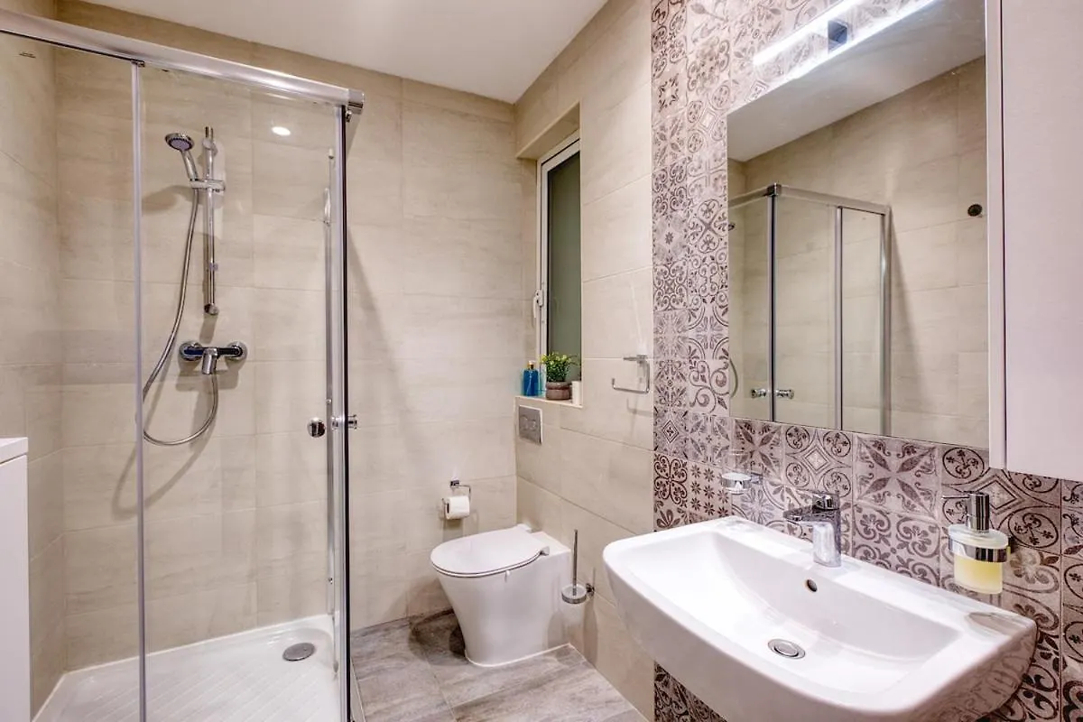 Modern 2 Bedroom Sliema Apt With Parking & Close To The Sea Malta